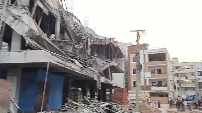 Hyderabad: నిజాంపేటలో కుప్పకూలిన రెండంతస్తులు.. ఉలిక్కిపడిన స్థానికులు