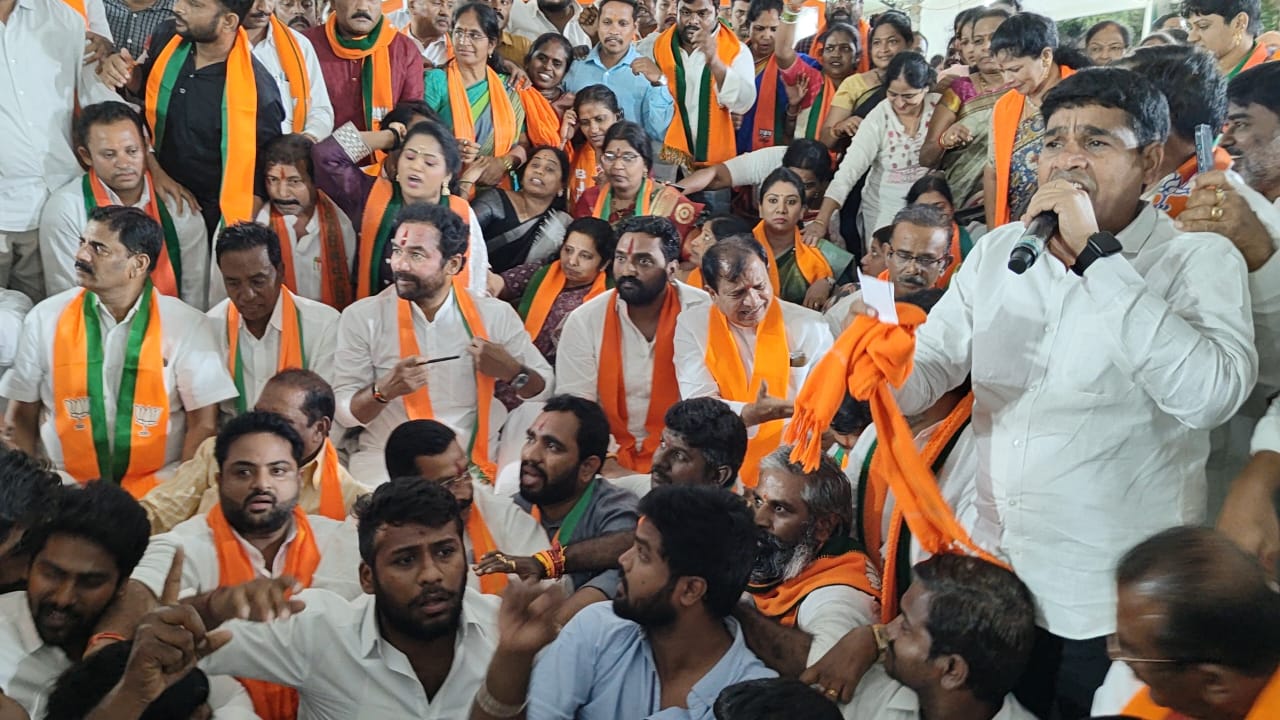 ఫ్లాష్ ఫ్లాష్ ఫ్లాష్ తెలంగాణ బిజెపి అధ్యక్షుడు అక్రమ అరెస్ట్