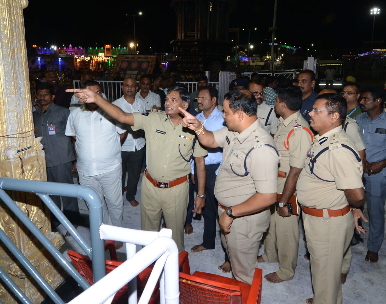 తిరుమలలో శ్రీవారి బ్రహ్మోత్సవాల సందర్భంగా ఏర్పాటు చేసిన  భద్రత పై  పర్యవేక్షించిన రాష్ట్ర డిజిపి రాజేంద్రనాథ్