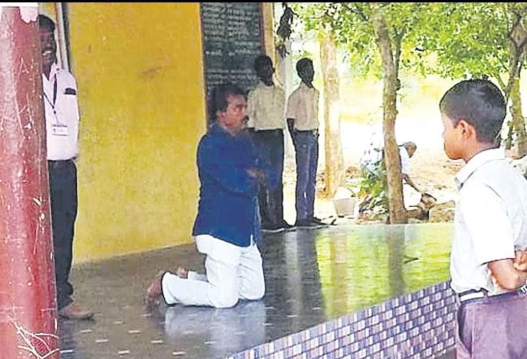 విద్యార్థులు నియమనిబంధనలు పాటించనందుకు  స్వయంగా శిక్ష వేసుకున్న టీచర్
